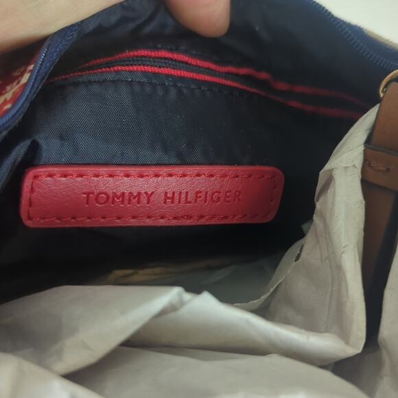 NWT Tommy Hiflinger Cottage Floral Crossbody Athleisure Bag With Charm - Picture 9 of 13